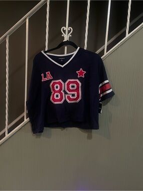Navy LA '89 Cropped V-Neck Top with Red Accents - Khols